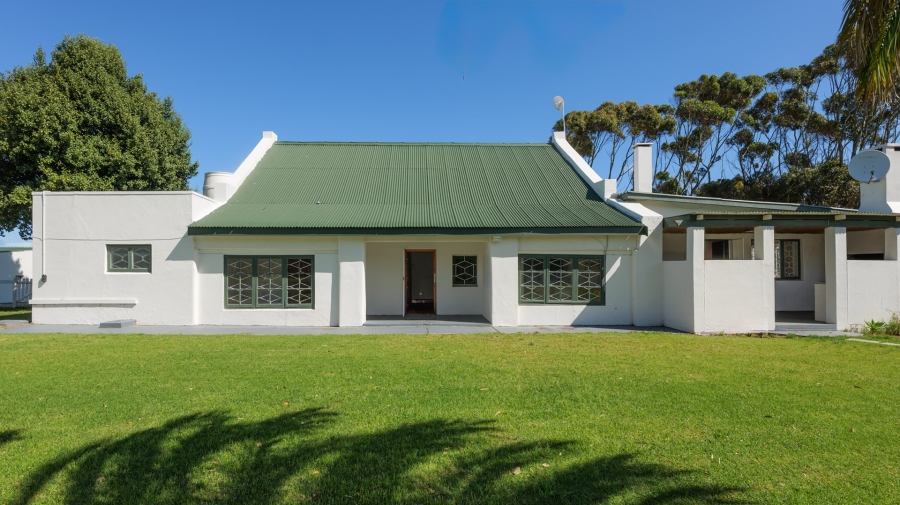 To Let 4 Bedroom Property for Rent in Struisbaai Western Cape